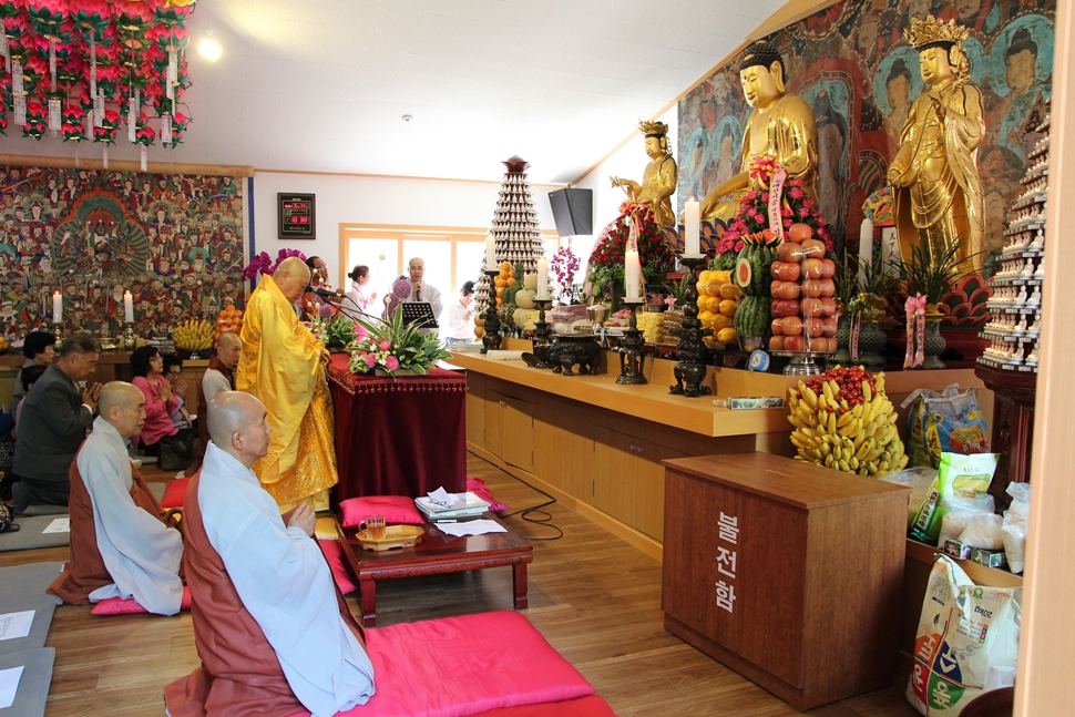 여수 흥국사 임시 법당에서 불기 2560년 부처님 오신 날 봉축법요식이 열렸다.
