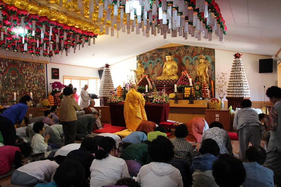부처님 오신 날 행사에 수많은 불자들과 불교계 관계자, 여수시장 등이 함께했다.  

