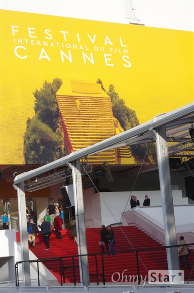  4일 차를 맞은 제 69회 칸영화제 오전 풍경. <아가씨> 기자 시사를 보기 위해 언론 관계자들이 뤼미에르 대극장을 오르고 있다.
