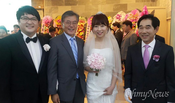 더불어민주당 문재인 전 대표가 15일 오후 마산에서 열린 박남현 마산합포지역위원장의 결혼식에 참석했다.