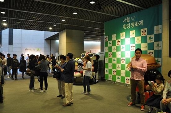  서울 환경영화제가 열리는 광화문 시네큐브의 풍경. 많은 사람이 영화제를 찾았다. 