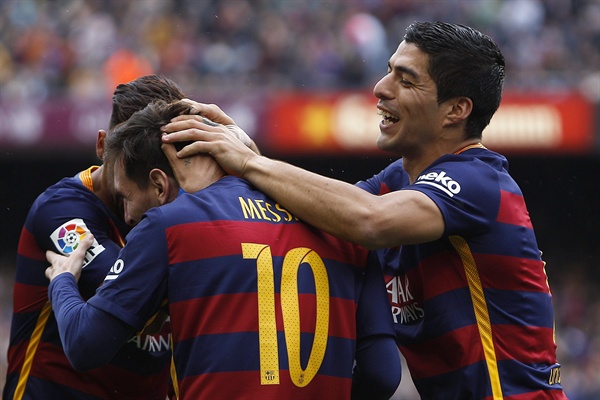 바르셀로나, 에스파뇰에 5-0 대승 지난 8일 스페인 바르셀로나 캄프 누 경기장, 바르셀로나의 스트라이커 리오넬 메시가 그의 팀 동료인 루이스 수아레즈, 네이마르와 함께 기뻐하고 있다.