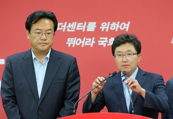 새누리당 혁신위원장에 임명된 김용태 의원(오른쪽)이 15일 오후 서울 여의도 당사에서 열린 기자회견에서 임명 소감을 밝히기 위해 마이크 위치를 조정하고 있다. 왼쪽은 정진석 원내대표.