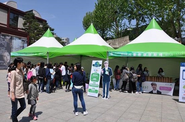  서울 역사박물관 앞 야외 광장에는 '시네마 그린틴'에 참여하는 학생들로 붐볐다.