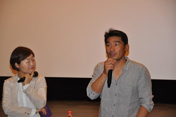  돌고래를 추적한 영화 <돌고래와 나>의 이정준 감독(오른쪽)과 맹수진 프로그래머가 관객을 만났다.