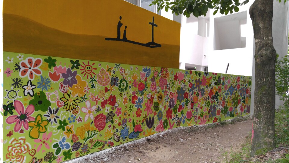 어린이, 이주여성과 그 자녀들이 함께 자기만의 꽃을 그렸고, 다양하게 어우러진 꽃밭벽화가 완성되었다.
