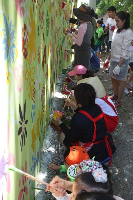 다함께 그렸지만 다 다른 벽화. 어린이 참가자의 다양한 꽃들이 인상적이다.