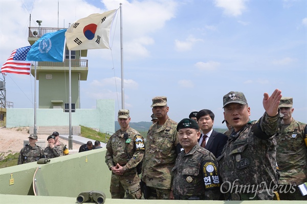 빈센트 브룩스 신임 한미연합사령관 겸 주한미군사령관과 이순진 합참의장이 지난 5월12일 오후 군사분계선에서 불과 25m 떨어진 경기도 파주 JSA 경비대대 오울렛 초소를 찾아 대비태세를 점검하고 있다.