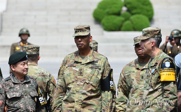 빈센트 브룩스 신임 한미연합사령관 겸 주한미군사령관과 이순진 합참의장이 5월 12일 오후 경기도 파주 판문점 공동경비구역(JSA)을 방문해 관계자의 설명을 듣고 있다.