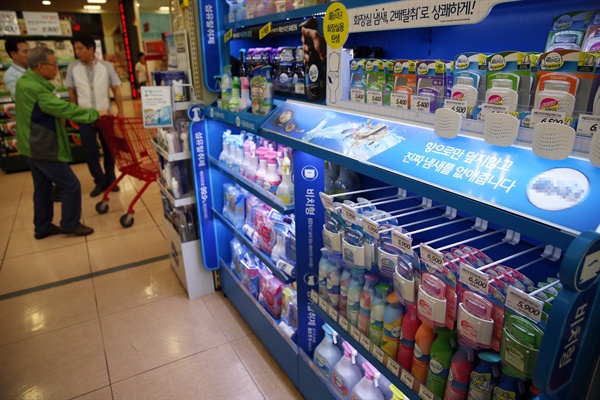 지난 15일 오전 롯데마트 서울역점에 섬유 탈취제 등이 진열돼 있다. 최근 불거진 이른바 '옥시 사태'로 인해 유사 제품들의 안전성에 대한 소비자들의 우려가 확산될 조짐을 보이고 있다.