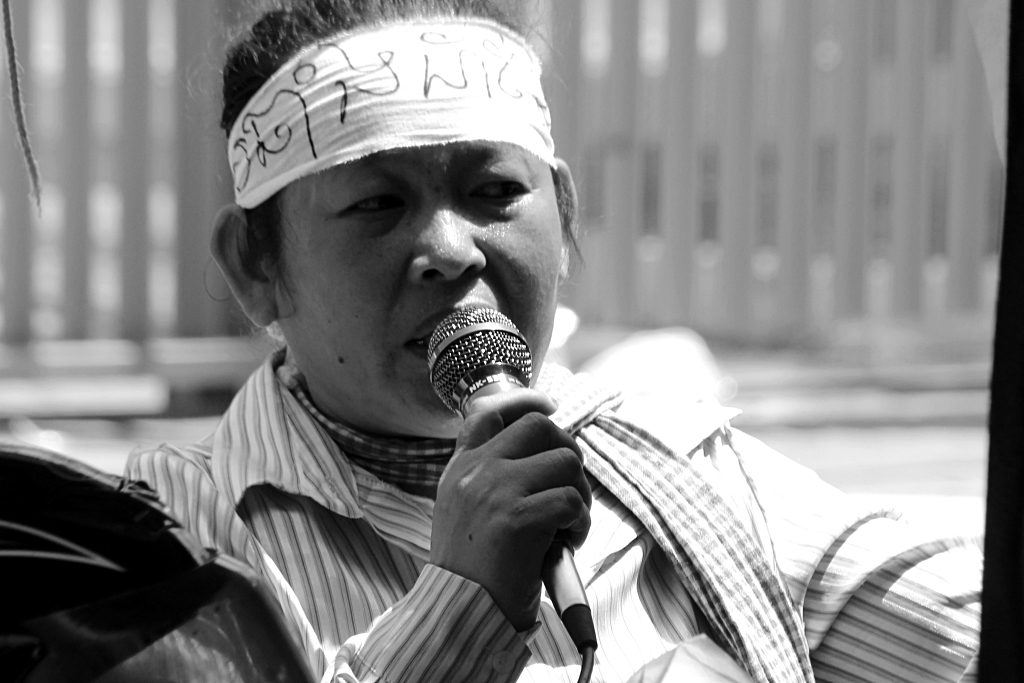 지난해 국회의사당 앞에서 열린 시위에 참가한 캄보디아 노동자의 모습.