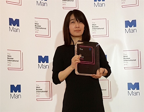 지난해 5월 소설가 한강이 한국인 최초로 세계적 권위의 맨부커상을 수상했다. 