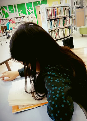 도서관에서 책 읽는 딸. 