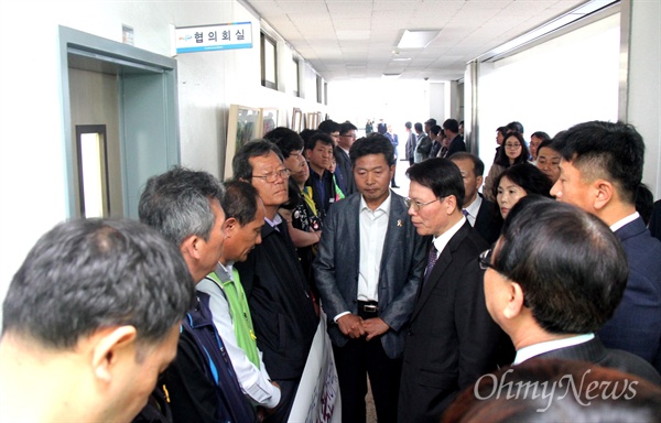  경남도교육청이 17일 오전 교육청 2층 회의실에서 전교조 전임자 미복귀에 대한 징계위원회를 열려고 하자 '전교조 지키기 경남공대위' 회원들이 회의장 입구를 막아서고 있다.