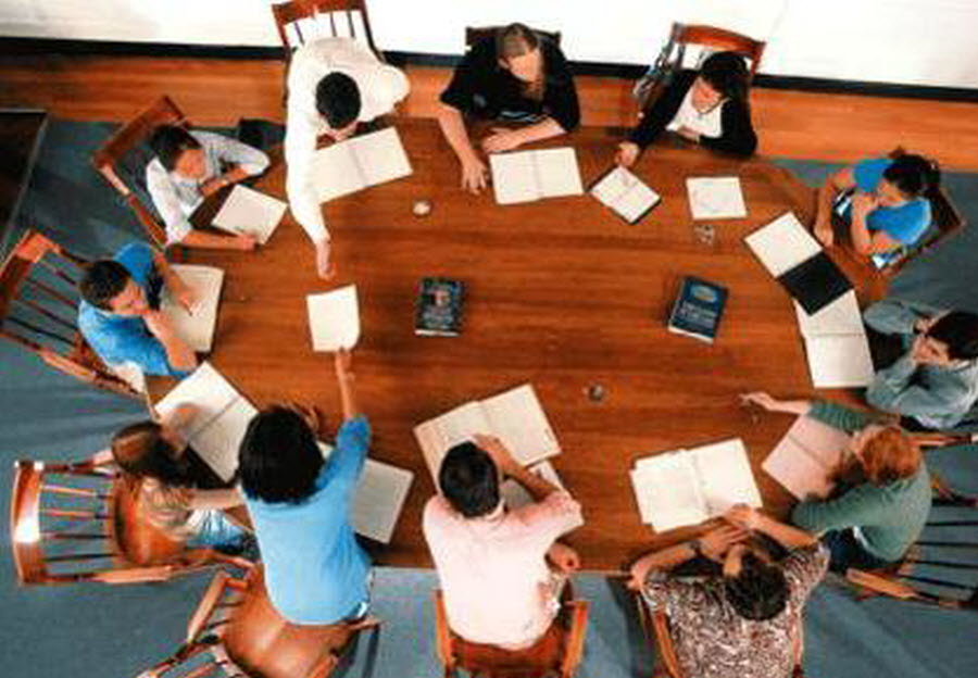 하크네스 테이블에서는 학생들이 선생님이 아니라 상대 학생을 마주보게 된다.