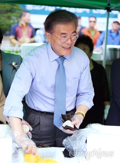 문재인 더불어민주당 전 대표가 17일 오후 광주광역시 금남로에서 열리는 5.18민중항쟁 전야제 시민난장에서 주먹밥을 직접 만들어 시민들에게 나눠주고 있다.