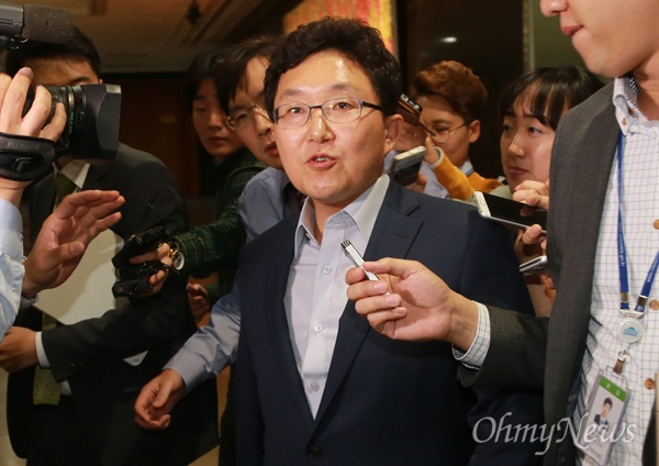 김용태 새누리당 의원이 지난 5월 17일 오후 서울 여의도 국회 정론관을 나서며 기자들의 질문을 받고 있다. 