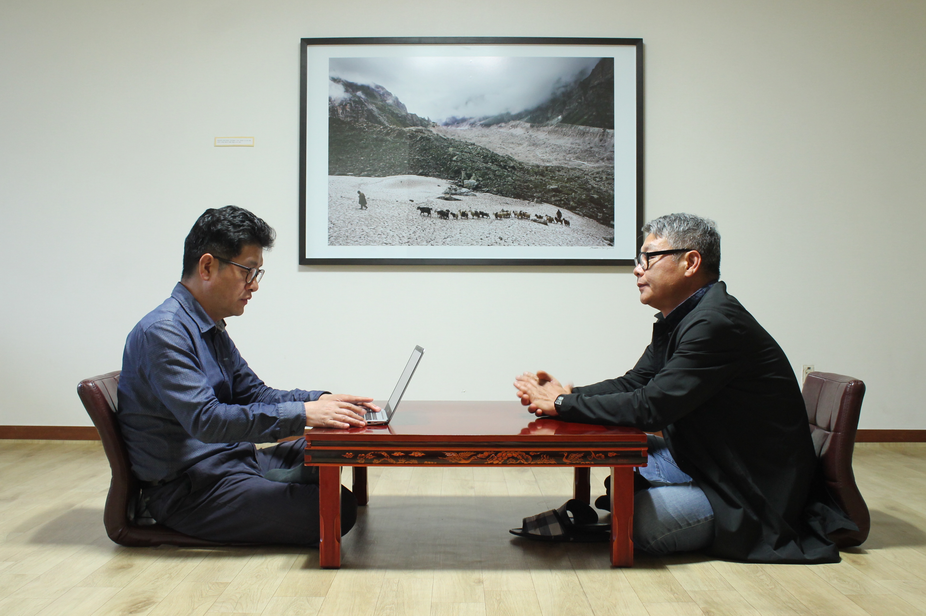 글 쓰는 남자와 조각하는 남자가 마주 앉았다. 손으로 세상과 소통하고 밥벌이 하는 남자들이다. 두 남자의 모습이 적도의 그리팅맨과 미러맨을 연상케한다. 사진은 지난 10일 오마이뉴스 서교동 마당집에서 촬영한 모습.
