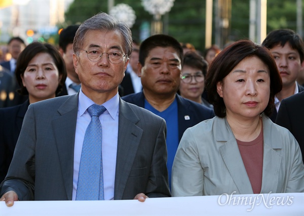 문재인 더불어민주당 전 대표, 심상정 정의당 대표가 17일 오후 광주광역시 광주공원을 출발해 제36주년 5.18민중항쟁 전야제가 열리는 금남로까지 이어지는 민주대행진에 참여하고 있다.