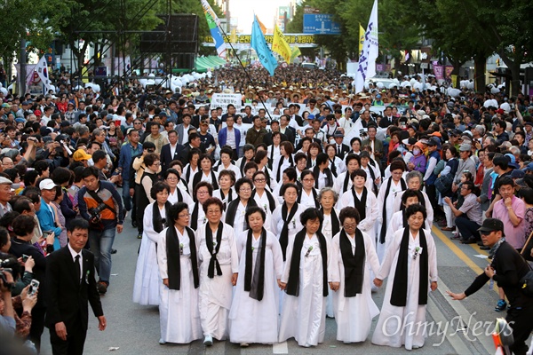 지난 2016년 5월 17일 오후 광주공원을 출발한 5.18유가족과 시민들이 제36주년 5.18민중항쟁 전야제가 열리는 금남로에 도착하고 있다. 흰옷을 입은 유가족들 중에서 김길자씨는 앞줄 맨 오른쪽에 서 있다.