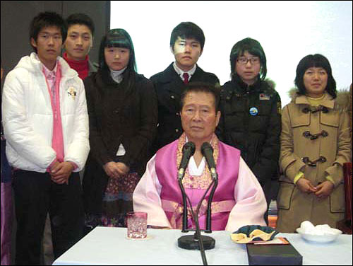 2007년 1월 1일 김형근 선생의 제자들이 반전배지, 스티커, 편지 등이 담긴 복주머니를 김대중 전 대통령에게 전달한 후 찍은 기념사진.