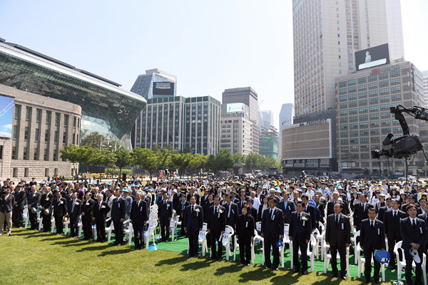 18일 오전 서울광장에서 열린 5.18민주화운동 제36주년기념 서울행사에서 참석자들이 일어나 애국가를 제창하고 있다.
