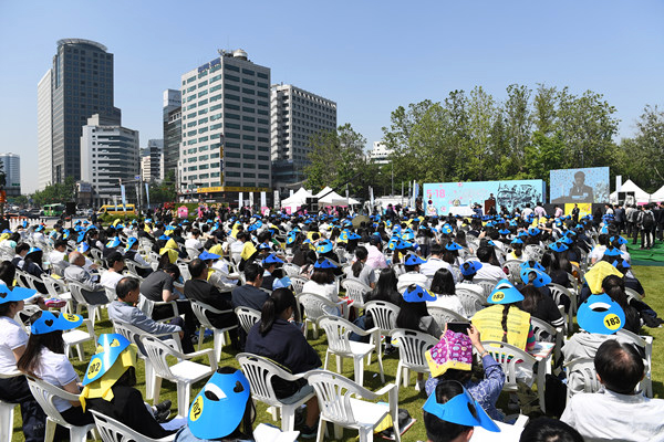 5.18민주화운동 제36주년기념 서울행사가 18일 오전10시부터 서울 중구 서울시청앞 광장에서 5.18 민주유공자를 포함한 시민, 청소년등이 참석한 가운데 거행되었다.
