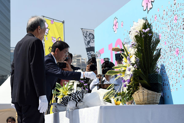 18일 오전 서울 중구 서울시청 서울광장에서 열린 5.18민주화운동 제36주년 서울기념식에서 박원순 서울시장이 헌화 분향을 하고 있다.