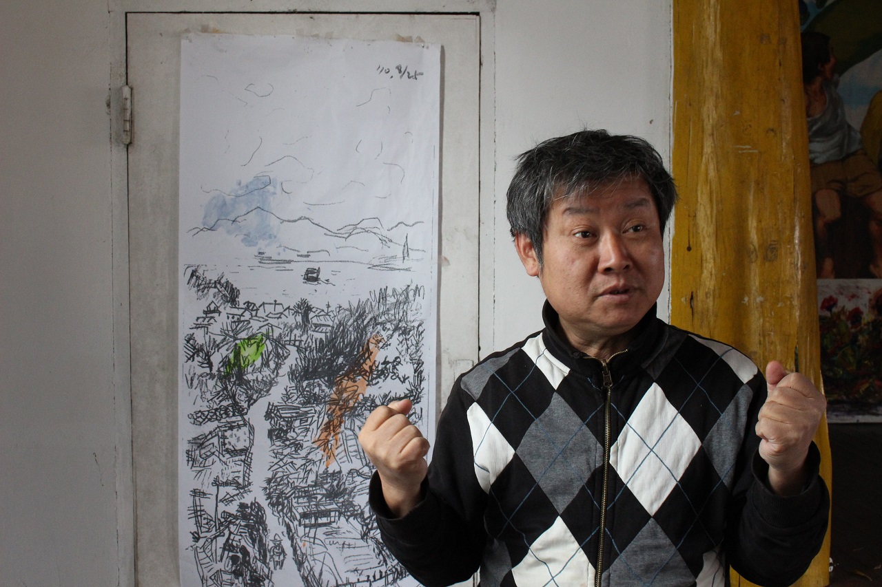 정승각 작가가 일본 현지에서 스케치한 그림을 배경으로 취재를 하며 겪었던 이야기를 설명하고 있다.