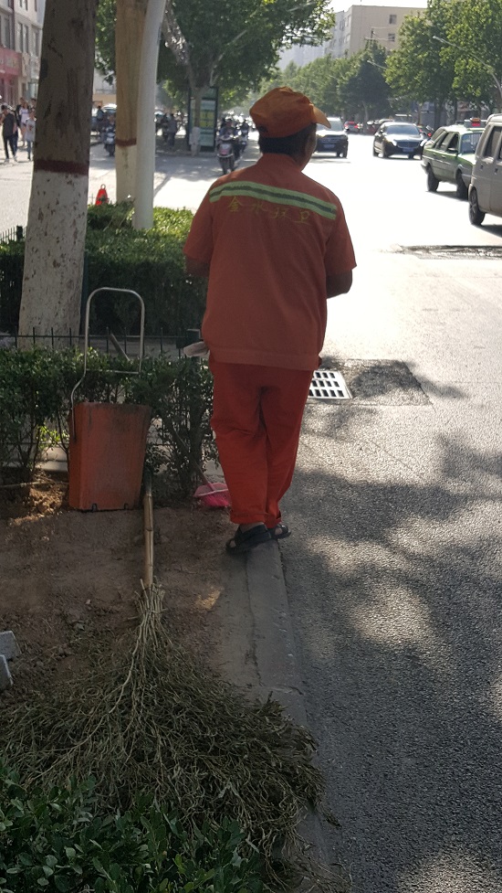  중국 정주애서는 나이 많으신 분이 환경미화원으로 일하는 모습을 흔히 볼 수 있다.