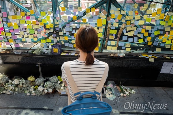 지난 5월 18일 오후 서울 강남역 10번 출구에는 '강남역 여성혐오 살인사건' 피해자를 추모하는 인파가 몰렸다. 시민들은 추모의 글을 적은 메모지를 출구 외벽에 붙이거나 헌화 했다.