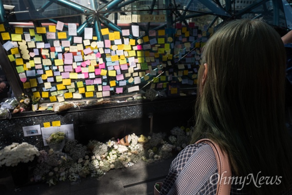 18일 오후 서울 강남역 10번 출구에는 지난 17일 새벽 노래방 화장실에서 발생한 '강남역 살인' 피해 여성을 추모하는 인파가 몰리고 있다. 