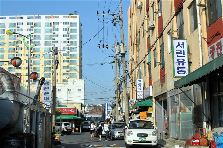  오른쪽 건물이 인흥상가 건물이다. 서린유통과 영포식당 사이의 상가가 '인동창고 12호'가 위치한 인흥상가 1층 12호이다. 골목 저멀리 근대문화유산으로 등록된 한전 대전보급소 건물 지붕이 보인다.