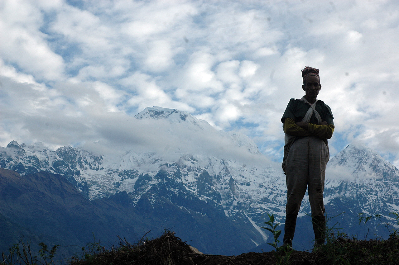  산 중에서 만난 네팔 사내와 안나푸르나.