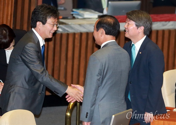 인사 나누는 안철수-유승민 19일 오전 서울 여의도 국회 본회의장에서 열린 제19대 마지막 본회의에서 유승민 무소속 의원이 국민의당 안철수 공동대표, 장병완 의원과 인사를 나누고 있다.