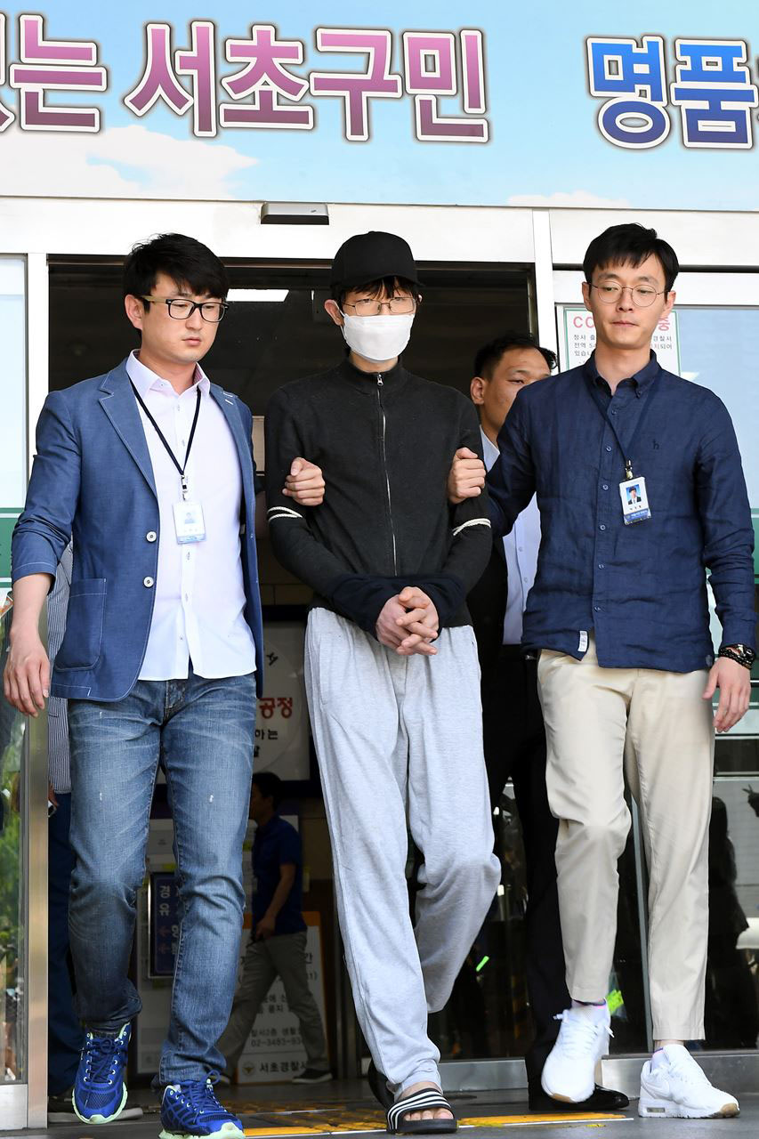 지난 17일 새벽 서울 서초구 강남역 인근의 노래방 화장실에서 여성을 흉기로 살해한 혐의를 받고 있는 용의자 김모(34)씨가 영장실질심사를 받기 위해 19일 오후 서울 서초경찰서를 나서고 있다. 