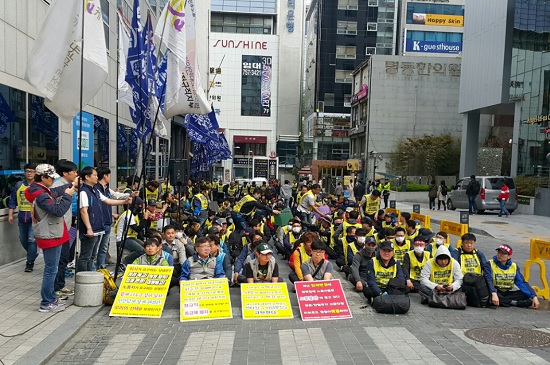 민주노총 서울본부 더불어 사는 희망연대노동조합 케이블방송 비정규직 티브로드지부가 지난 1일 서울 명동 티브로드 본사 앞에서 삼성전자서비스지회 등 케이블·가전 간접고용 비정규직 노동자들과 “초단기 계약 폐기, 전원 고용승계 보장”을 요구하며 연대투쟁을 하고 있다.