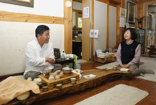 지난 10일 만난 정찬주 작가가 부인 박명숙 씨와 앉아서 얘기를 나누고 있다. 박 씨는 도예가로 활동하고 있다. 예술가 부부다.