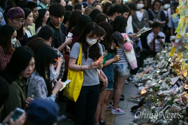 강남역 여성 살해 사건이 발생한 지 이틀이 지난 5월 19일 오후 서울 강남역 10번에 이어진 추모 행렬. 