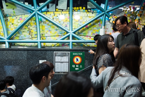 강남역여성살인사건이 발생한지 이틀이 지난 19일 오후 서울 강남역 10번 출구 인근에서 피해자를 추모하는 발길이 이어지고 있다. 