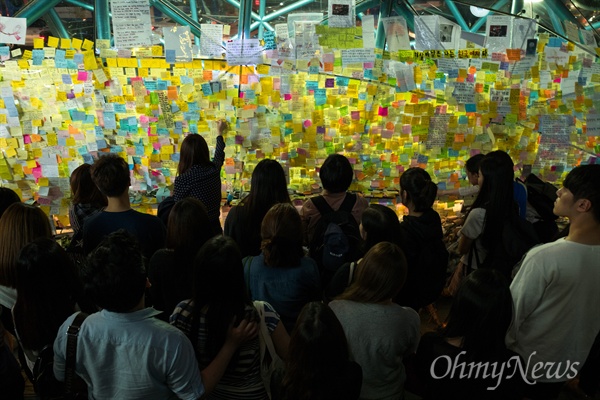 강남역여성살인사건이 발생한지 이틀 뒤인 지난 2016년 5월 19일 오후 서울 강남역 10번 출구 인근에서 피해자를 추모하는 발길이 이어지고 있다. 