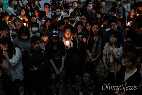 강남역여성살인사건이 발생한지 이틀이 지난 19일 오후 서울 강남역 10번 출구 인근에서 피해자를 추모하는 발길이 이어지고 있다. 