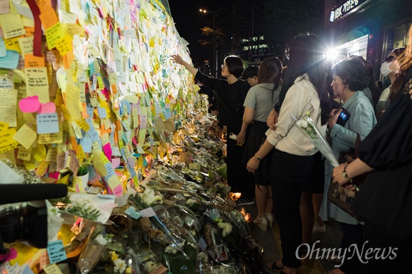 강남역여성살인사건이 발생한지 이틀이 지난 19일 오후 서울 강남역 10번 출구 인근에서 피해자를 추모하는 발길이 이어지고 있다. 