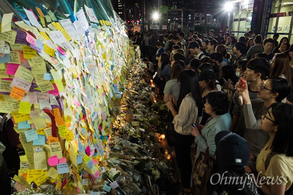 강남역여성살인사건이 발생한지 이틀이 지난 5월 19일 오후 서울 강남역 10번 출구 인근에서 피해자를 추모하는 발길이 이어지고 있다. 