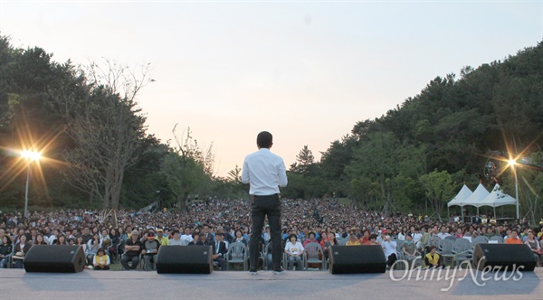 노무현 전 대통령 서거 7주기 맞아 노무현재단이 마련한 방송인 김제동의 봉하특강 '사람이 사람에게'가 19일 저녁 경남 김해 봉하마을에서 열렸다. 