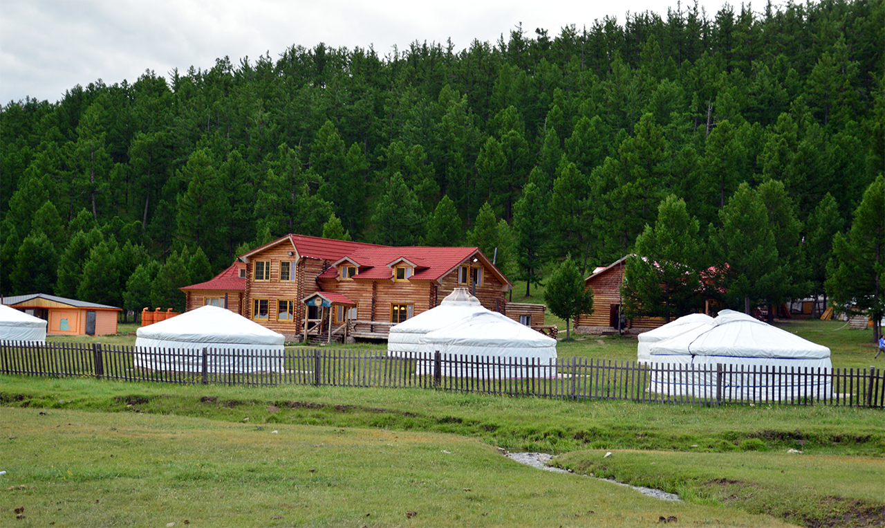 쳉헤르에는 숲 속에서 온천을 즐길 수 있는 여러 개의 게르 캠프가 있다.
