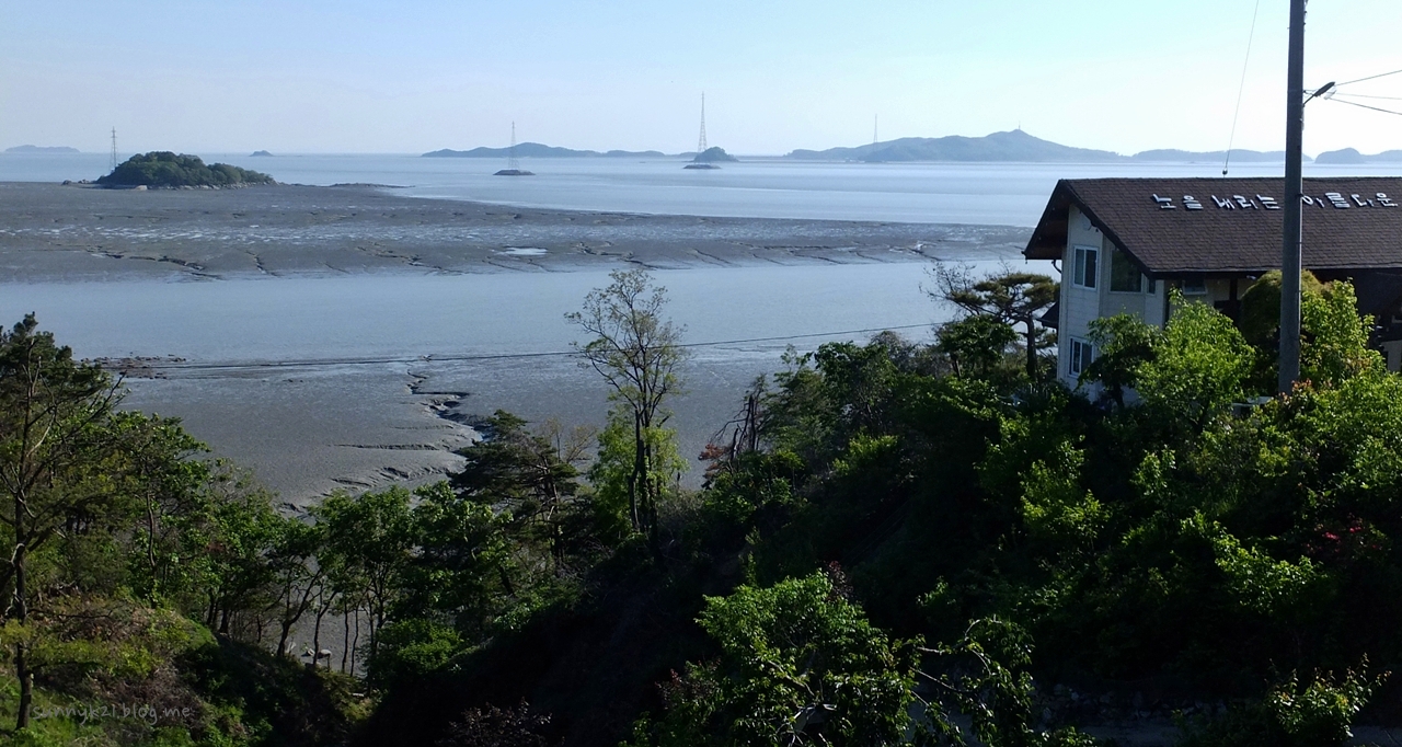  섬 동쪽과 다른 풍경이 펼쳐지는 석모도 서쪽 해안. 