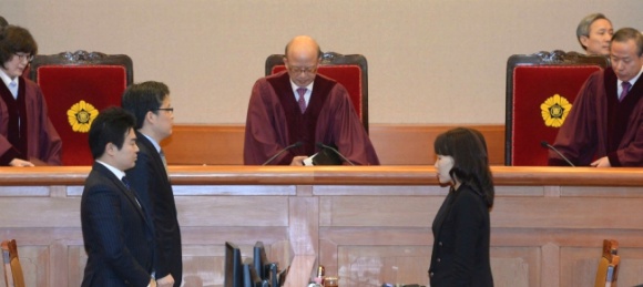 부끄럽고 불행하게도 세계에서 가장 훌륭한 문자로 손꼽히는 '한글'이 또 다시 법정에 세워져 재판을 받고 있다.