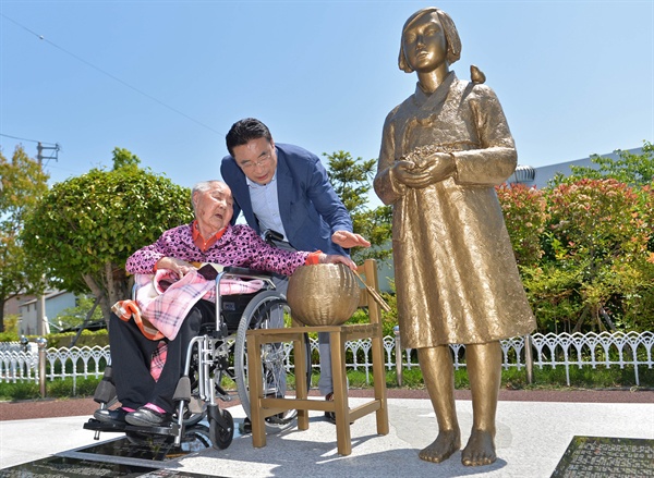  일본군위안부 피해자 박숙이(94) 할머니가 20일 박영일 남해군수와 함께 남해여성인력개발센터 앞 '숙이공원'에 세워져 있는 평화의소녀상을 찾았다. '숙이공원'은 남해군이 예산을 들여 지난해 8월 조성했고, 할머니의 이름을 따서 공원 명칭을 정했다.