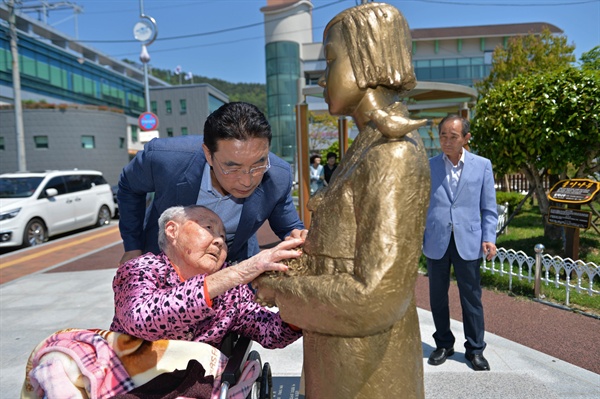  일본군위안부 피해자 박숙이(94) 할머니가 20일 박영일 남해군수와 함께 남해여성인력개발센터 앞 '숙이공원'에 세워져 있는 평화의소녀상을 찾았다. '숙이공원'은 남해군이 예산을 들여 지난해 8월 조성했고, 할머니의 이름을 따서 공원 명칭을 정했다.